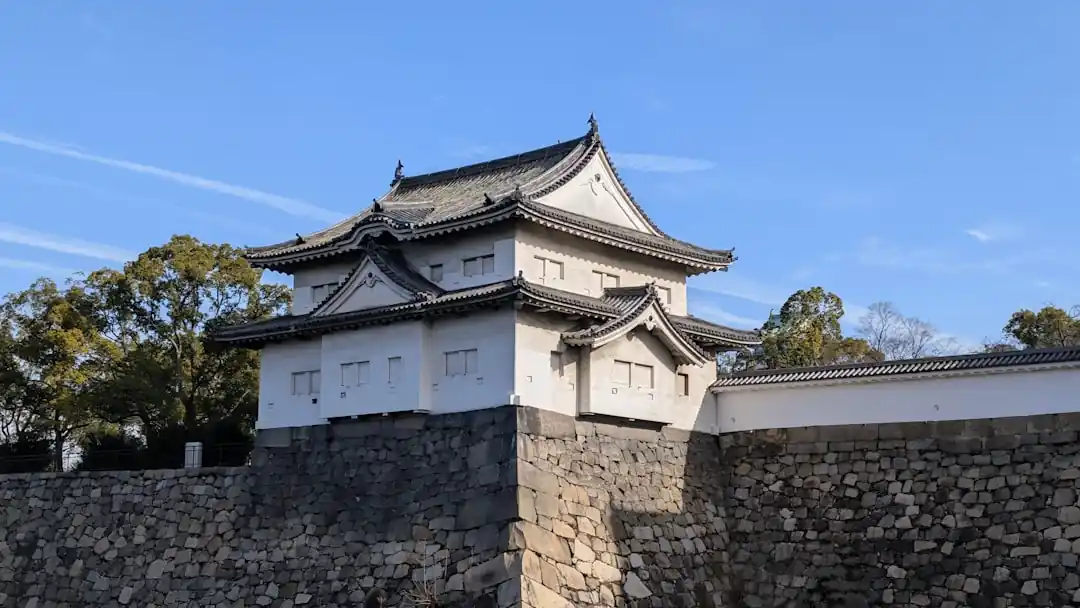 伊賀上野城の高くそびえる石垣と城門
