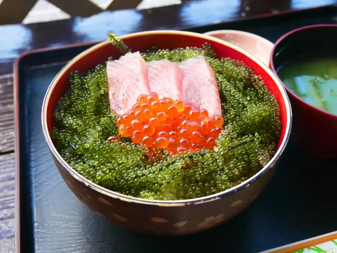 新鮮な海の幸がたっぷりのった海鮮丼