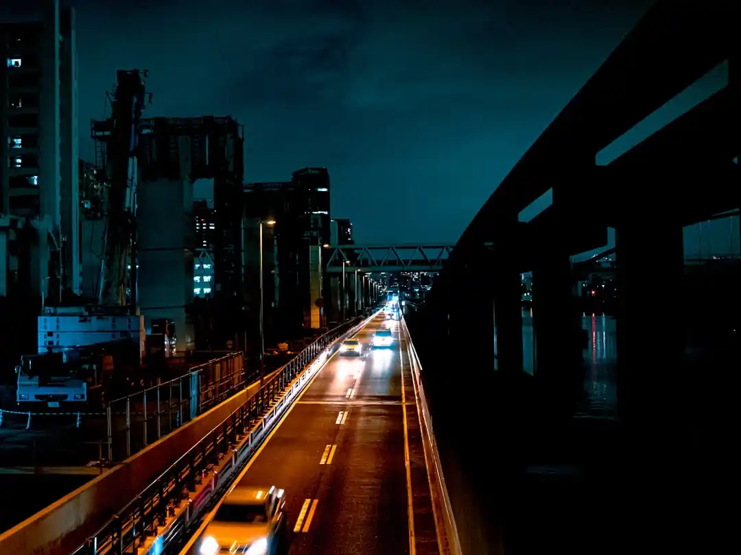 夜の首都高速道路を走る車の光跡