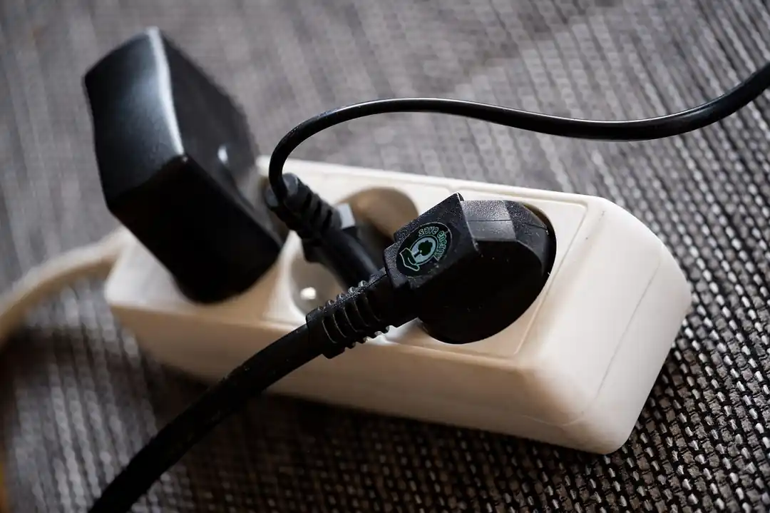 複数のプラグが差し込まれた電源タップ