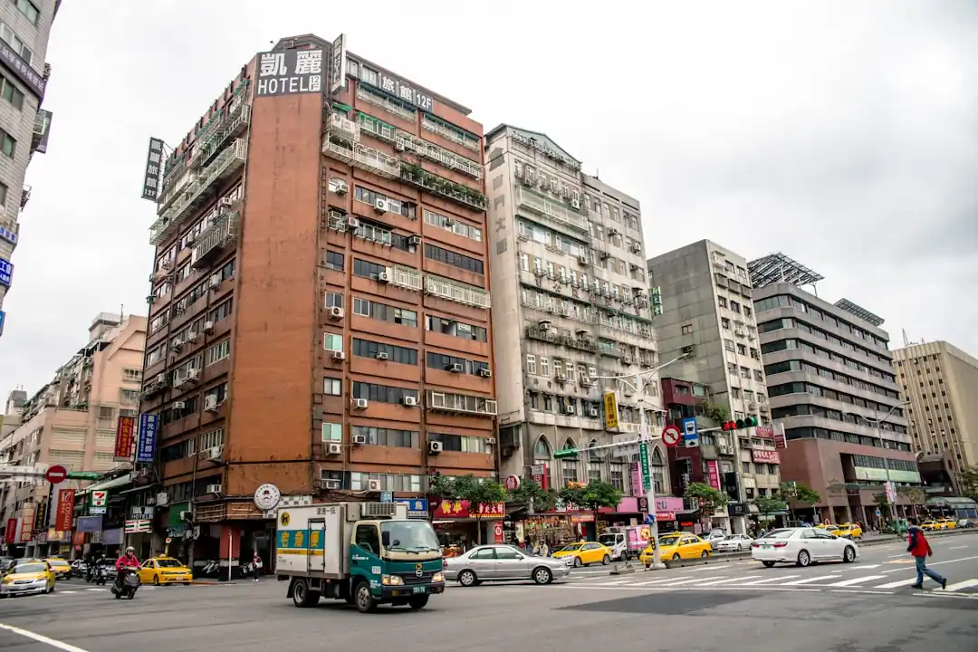 台北市夜晚的街景,充滿了來往的車流與高樓燈光。