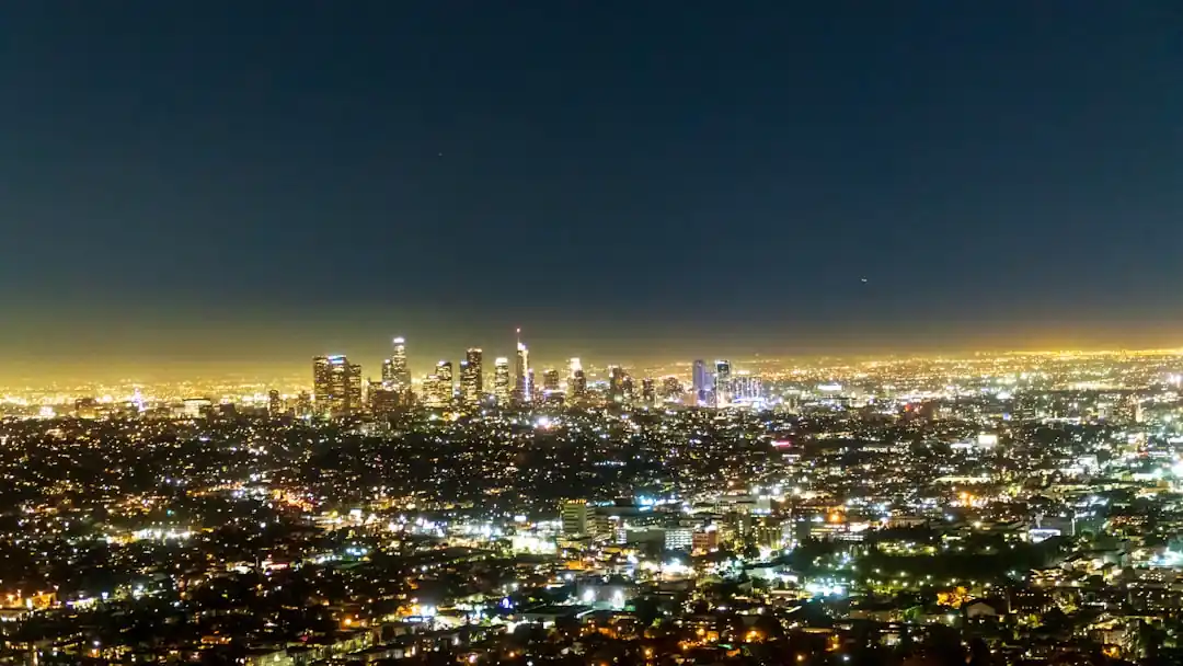 格里斐斯天文台的夜景,遠方是洛杉磯市區的萬家燈火