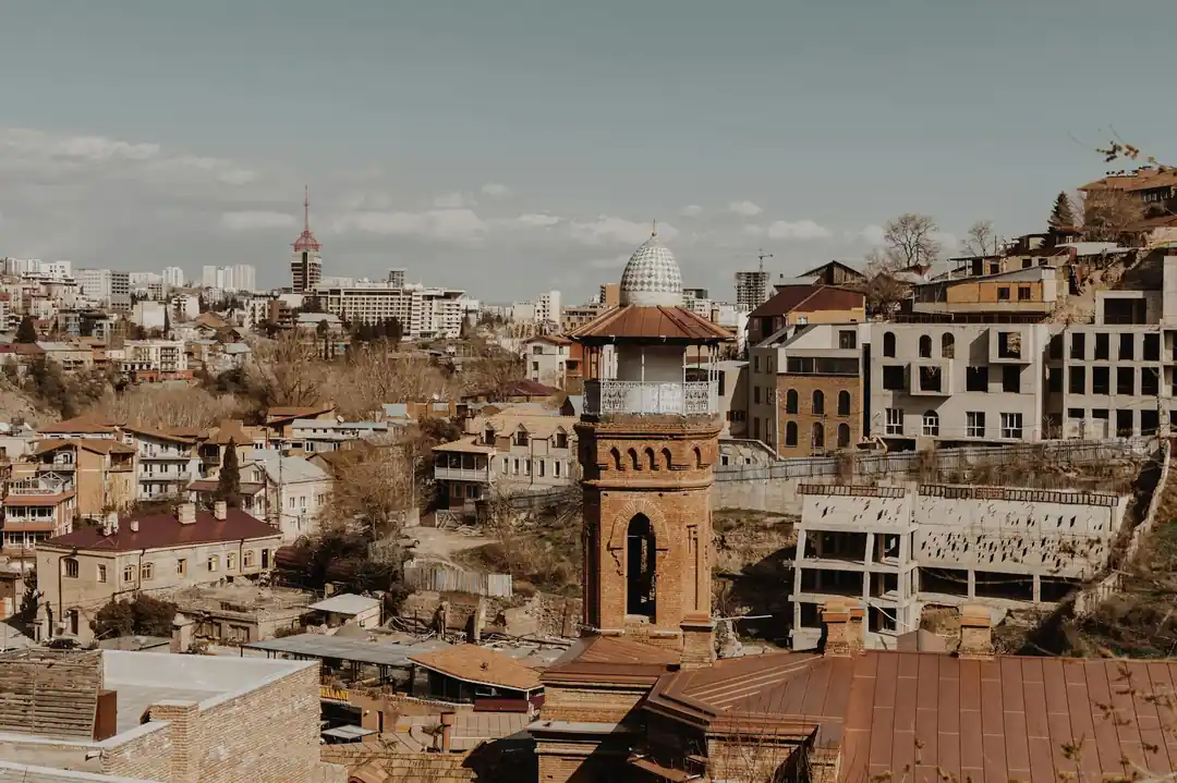 맑은 하늘 아래 트빌리시 구시가지의 전경