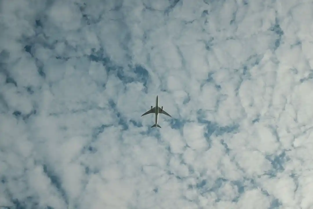 一架白色的飛機在雲層中飛行
