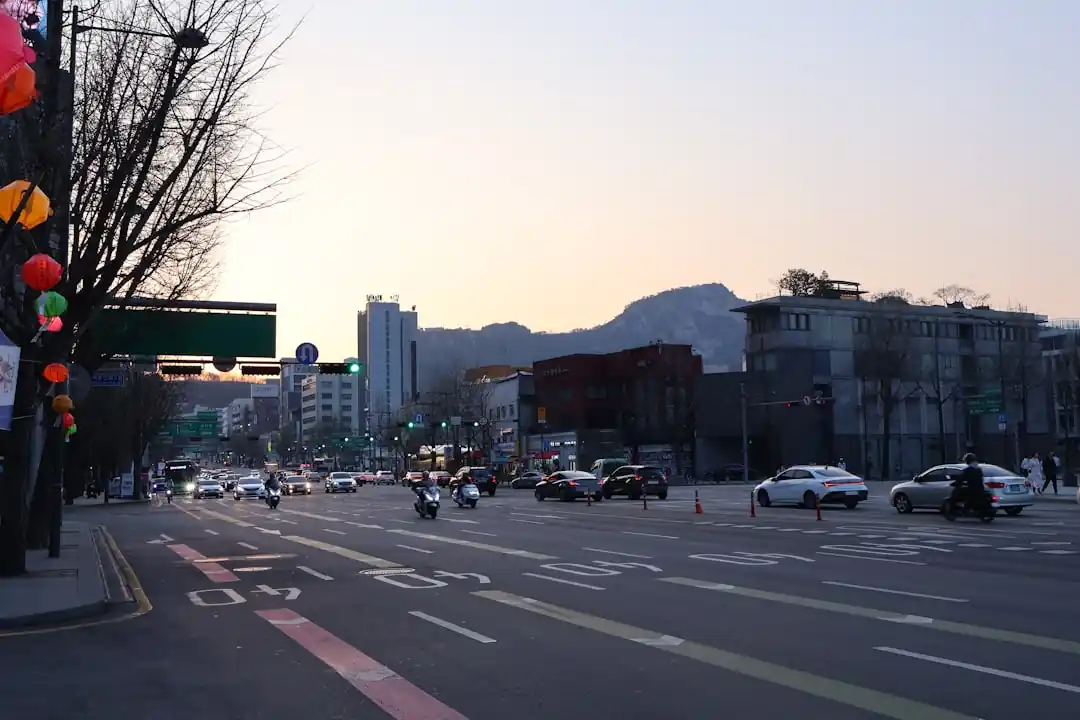 해질녘 자동차 불빛으로 가득한 서울의 거리