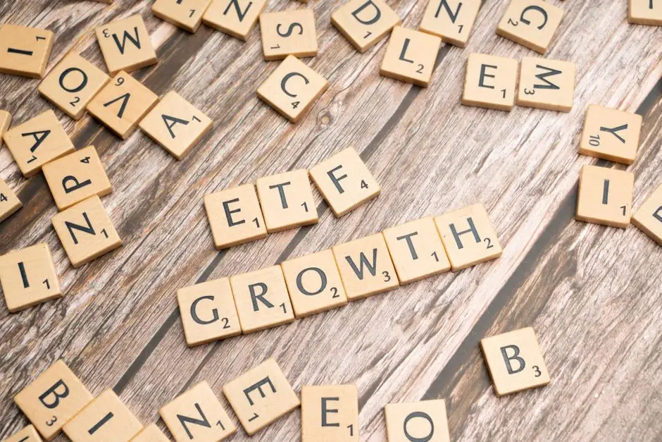 木質表面上拼出「ETF growth」字樣的木塊