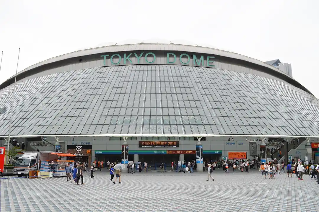 夜間にライトアップされた東京ドームの外観