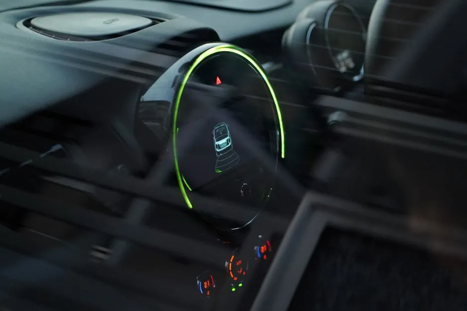 近未来的なデザインの車のダッシュボードのクローズアップ