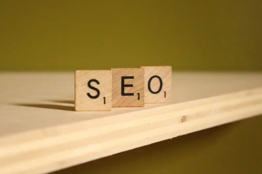 用木塊拼成的「SEO」字樣,象徵著SEO的基礎建設。