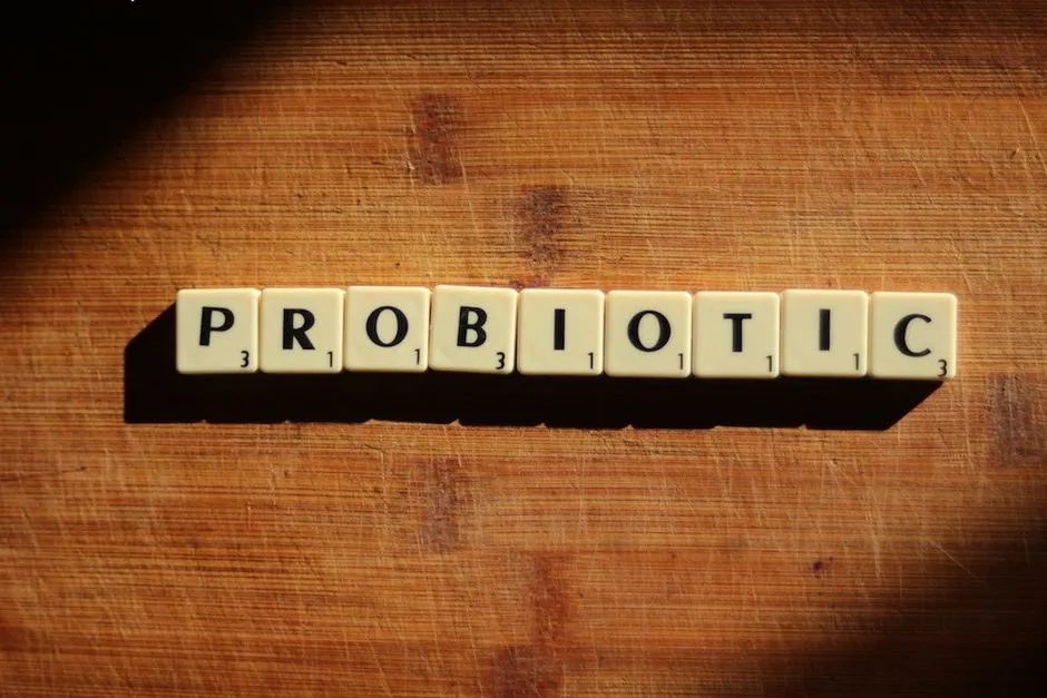 나무 바닥 위에 타일 글자로 'probiotic'이라고 적힌 모습