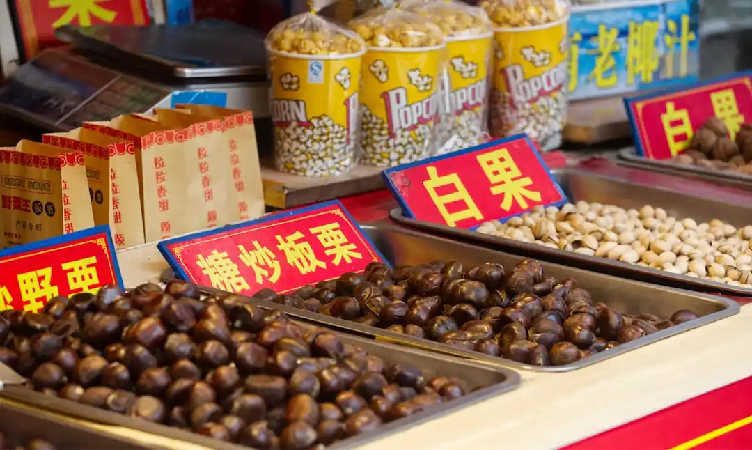 特寫鏡頭下的各種堅果與果乾,色澤飽滿誘人。