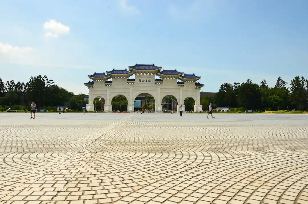陽光下的松山文創園區,白色的現代建築與周圍的綠樹藍天形成美麗對比。
