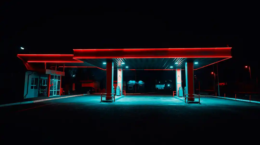 夜間にネオンで照らされた都会のガソリンスタンド