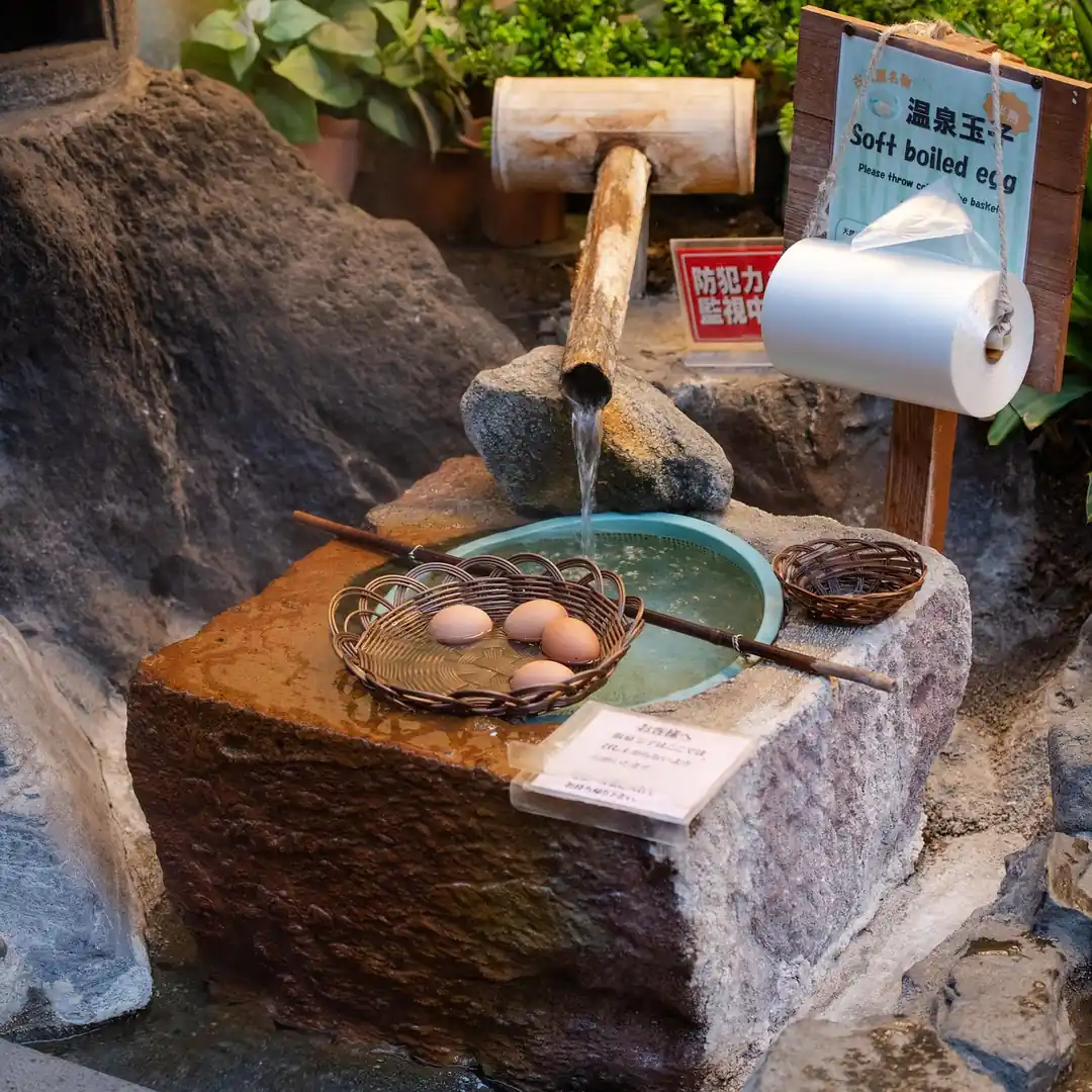温泉の蒸気で温泉卵を作っている様子