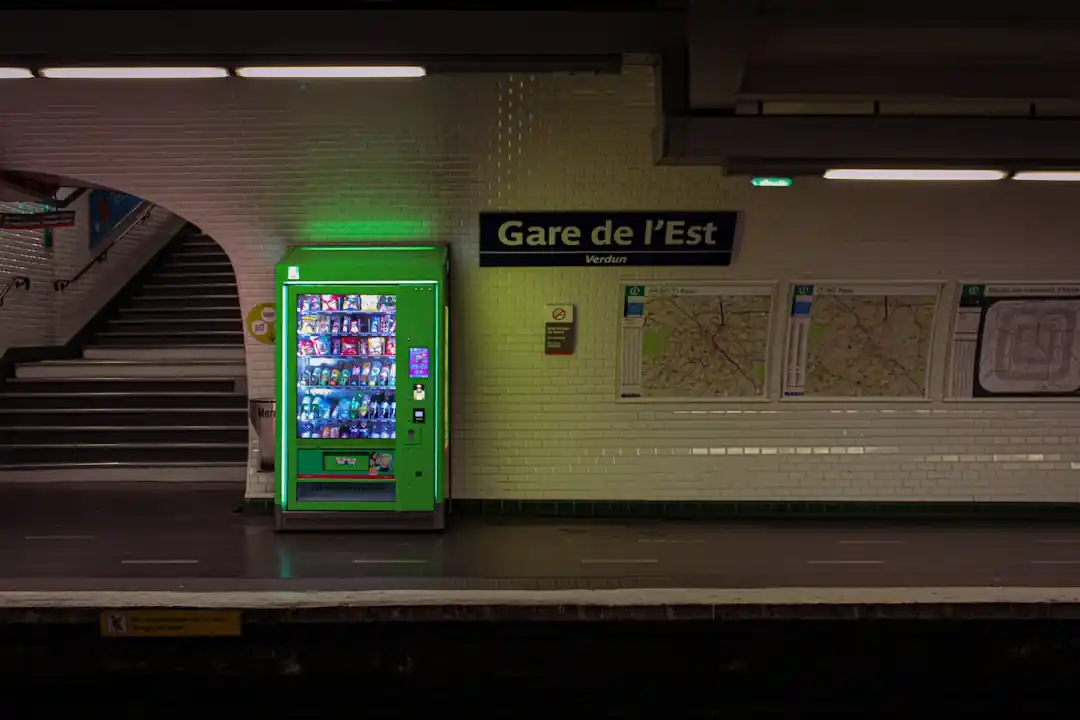 パリのメトロ駅にある緑色の券売機