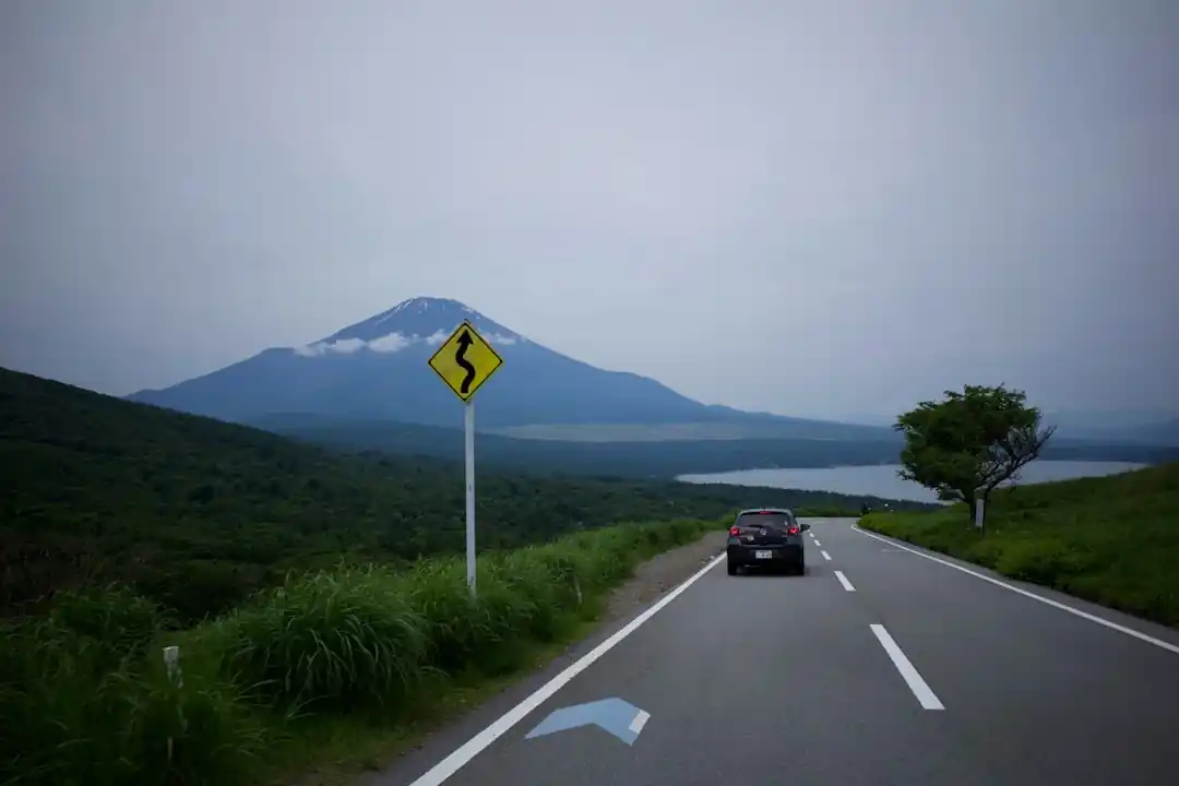 背景にそびえる阿蘇山へ向かって続く道