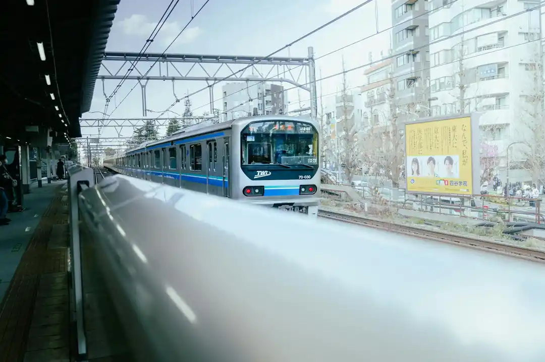 なぜ乗り換え不要?田園都市線と半蔵門線の直通運転、その便利な仕組みの裏側