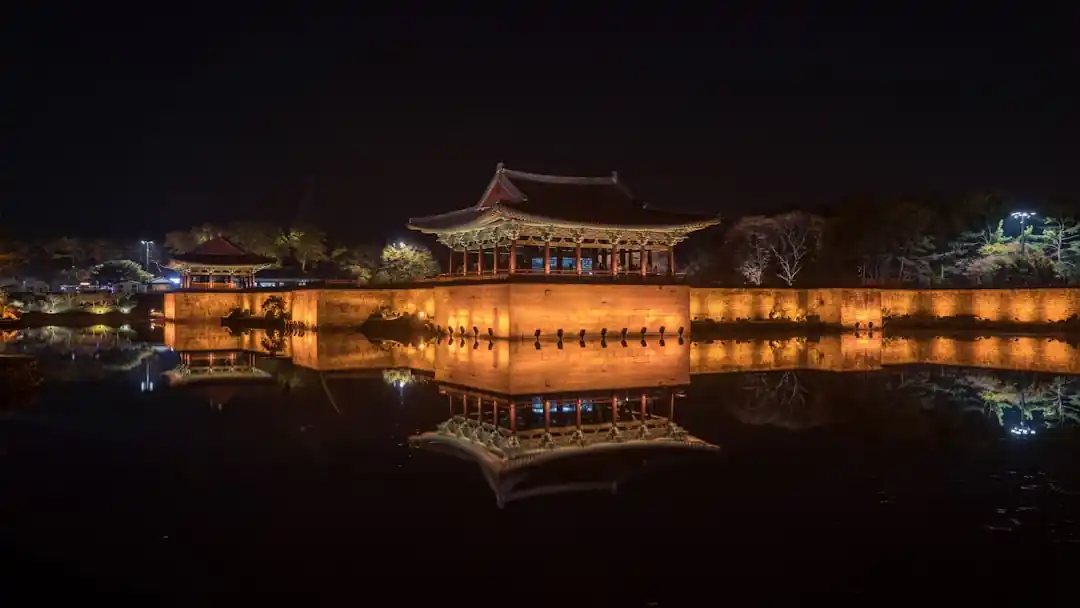 밤에 조명이 켜진 동궁과 월지가 연못에 아름답게 비치고 있는 모습