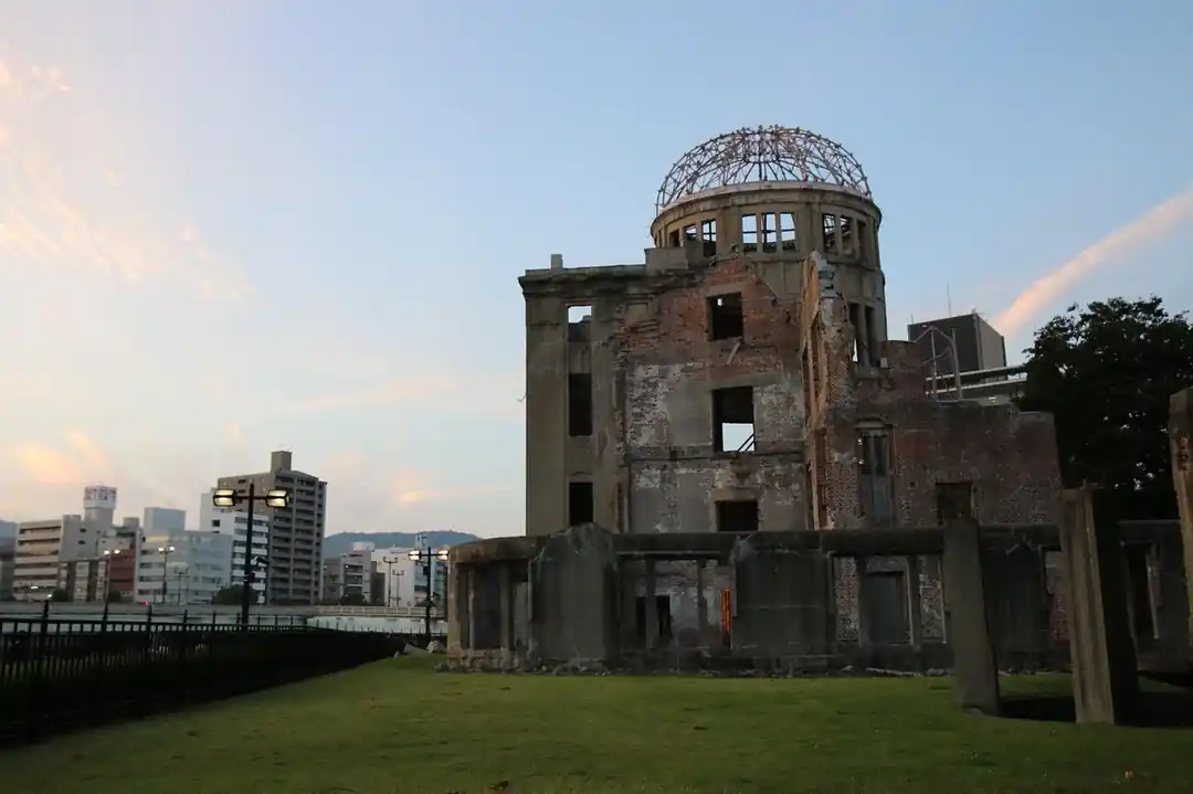 川の向こうに見える原爆ドームの骨組み
