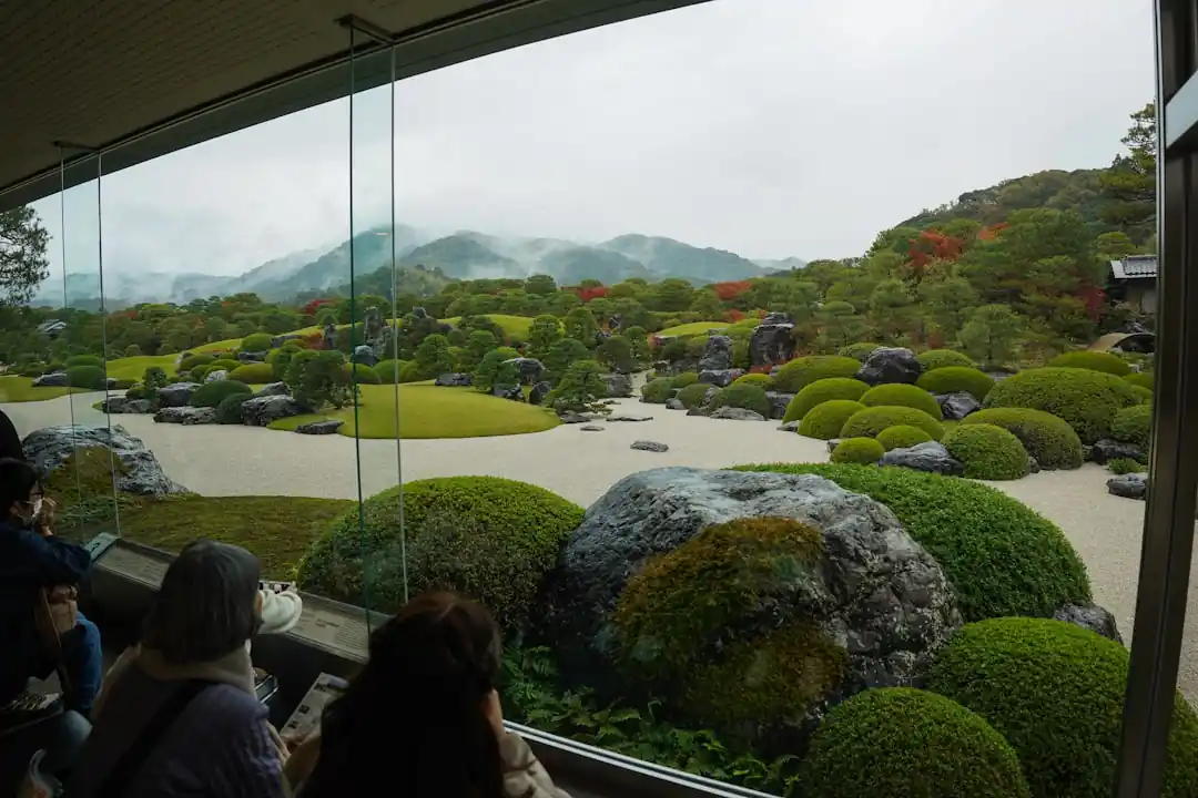 ガラス窓越しに見る、手入れの行き届いた美しい日本庭園