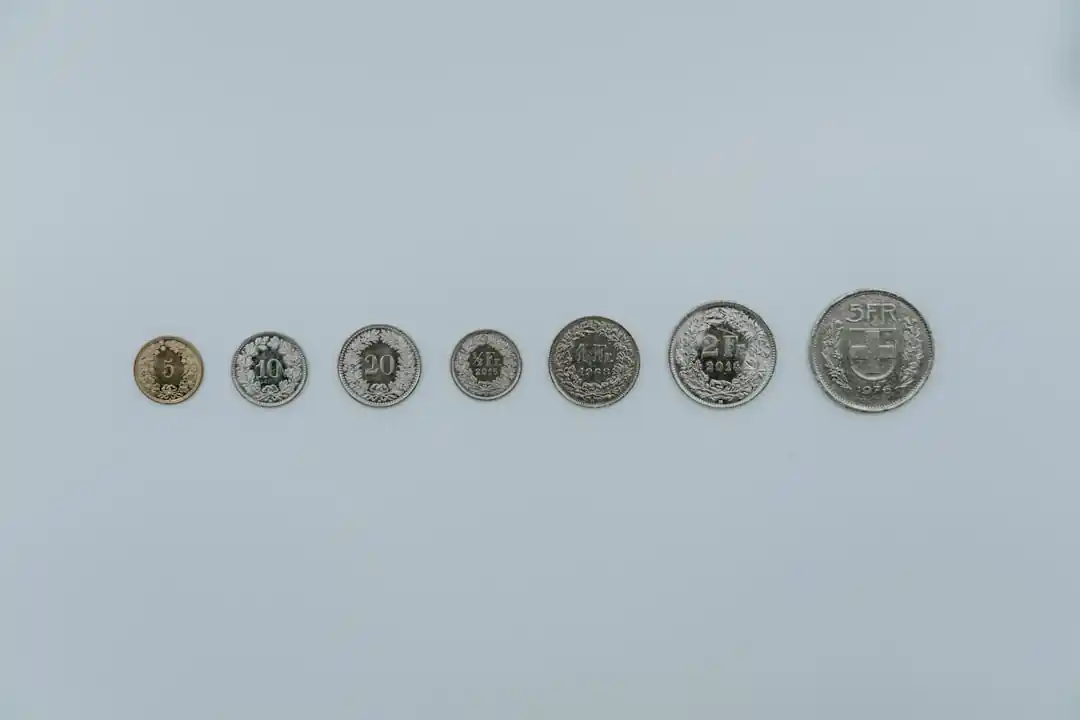 五枚帶有方孔的古錢幣排成一列。