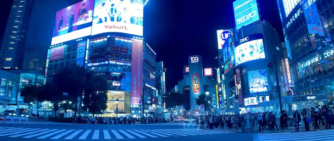 夜の渋谷のスクランブル交差点を行き交う人々