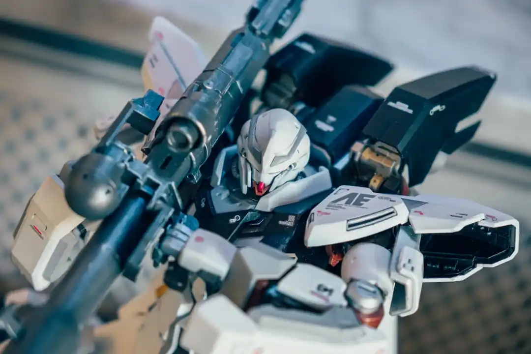 ディテールアップパーツとカスタムウェポンで改造されたガンプラのクローズアップ