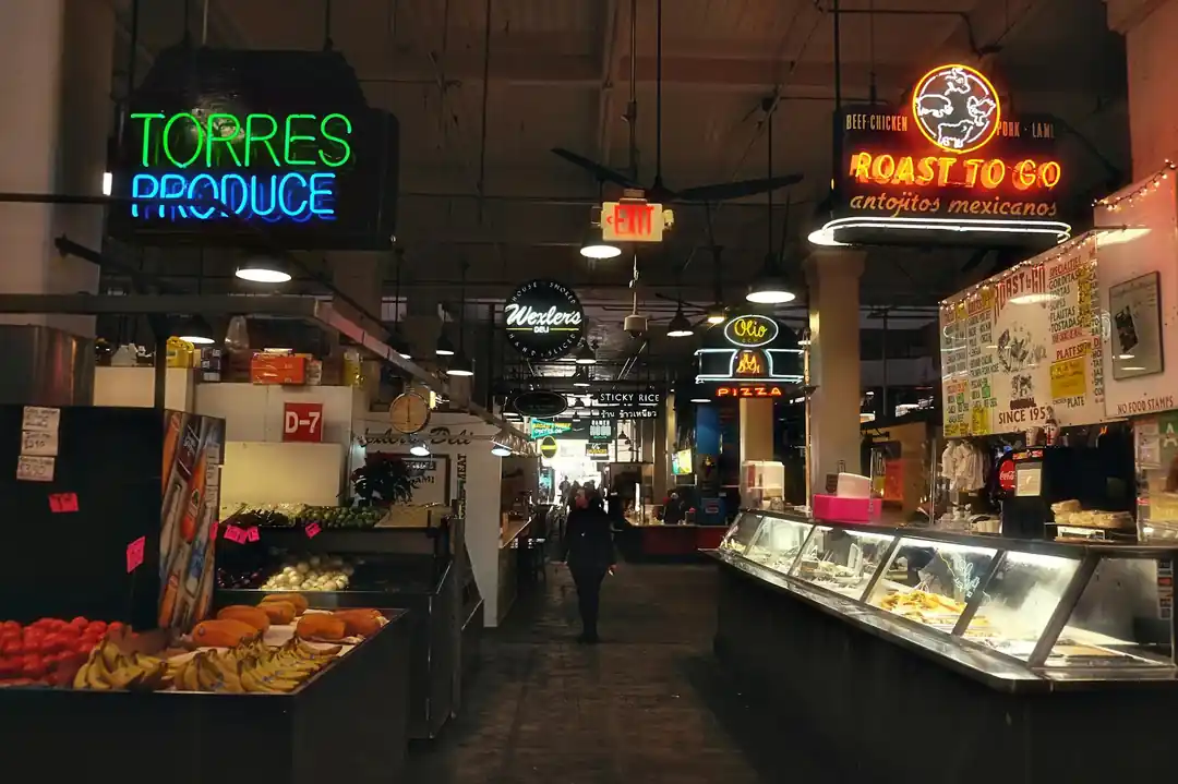 洛杉磯中央市場內熱鬧的景象,各種美食攤位的霓虹燈閃爍