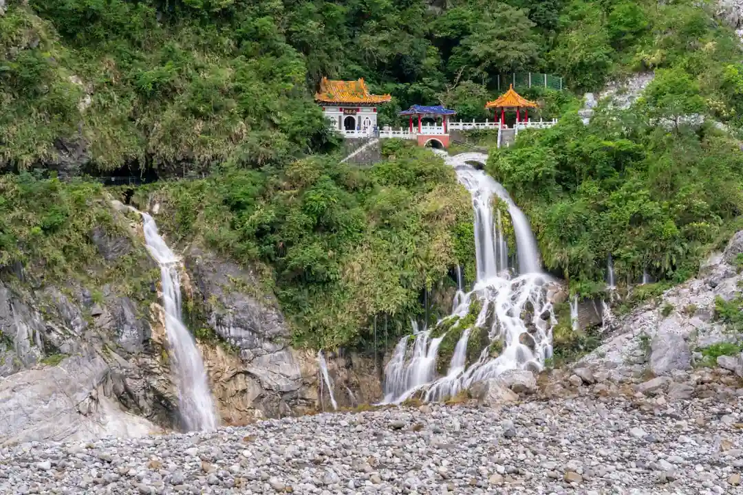 太魯閣國家公園的長春祠,瀑布從祠堂下方流瀉而下,景色壯麗。