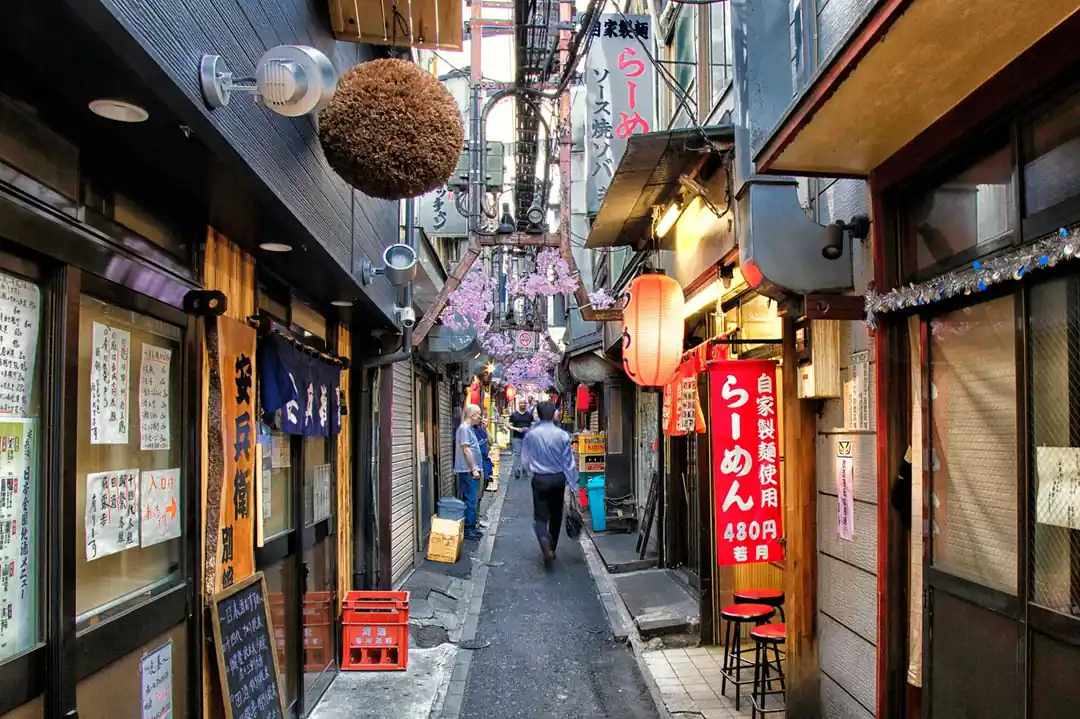 伝統的なレストランが並ぶ、活気ある東京の路地