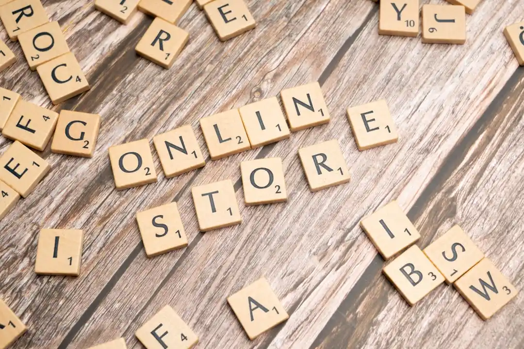 나무 판 위에 'ONLINE STORE'라는 글자가 스크래블 타일로 만들어져 있다.