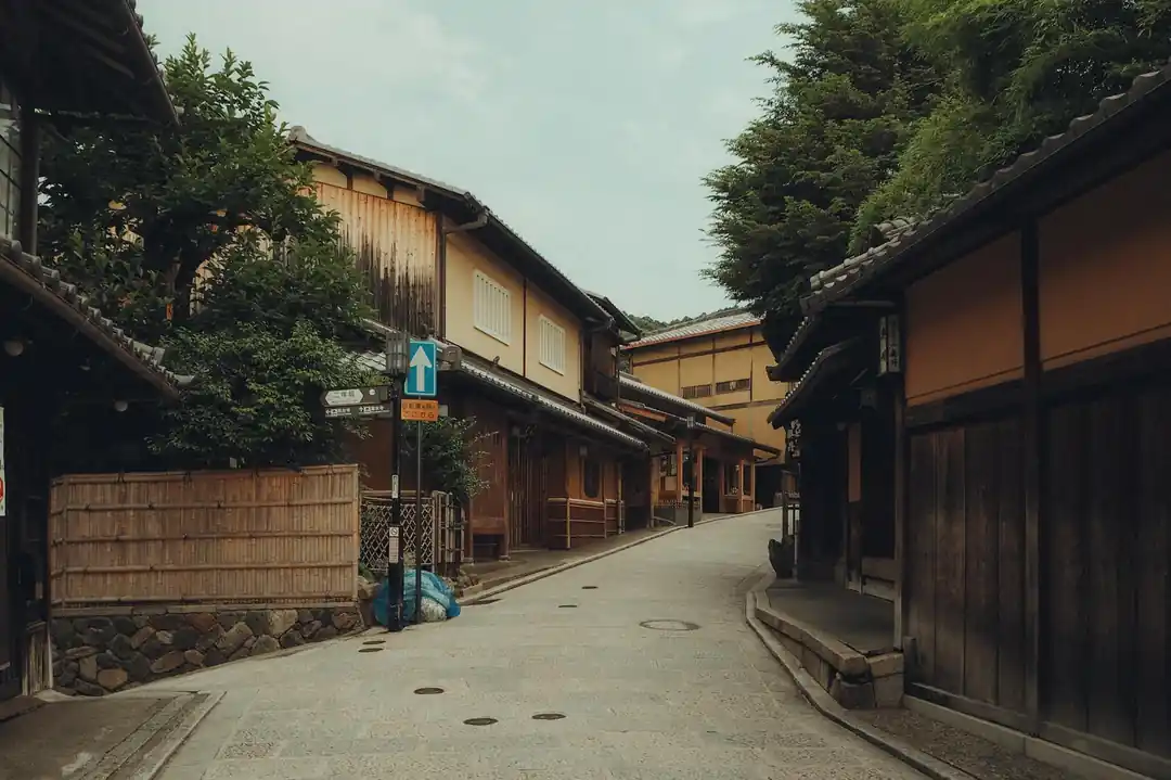 京都の静かな伝統的な通り、歴史的な日本の建築が並ぶ