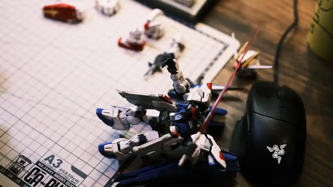 パソコンの横に置かれた、組み立て途中のガンプラと工具類。