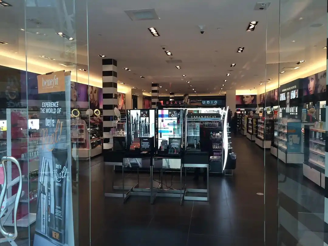 知名美妝連鎖店Sephora的店內陳設,貨架上擺滿了各式各樣的化妝品與保養品。