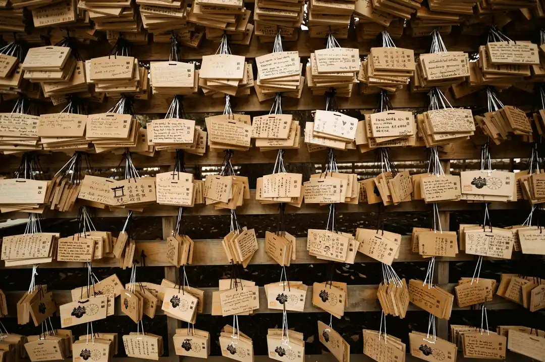 日本の神社にたくさん掛けられている、願い事が書かれた木製の絵馬。
