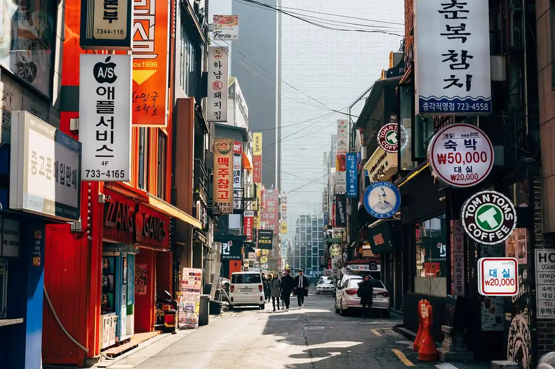 활기찬 서울의 한식당 거리 야경