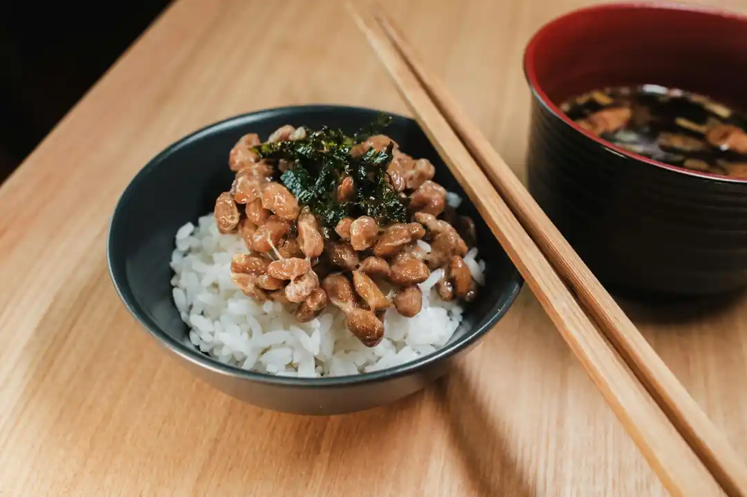 ご飯の上に乗せられた納豆とネギ