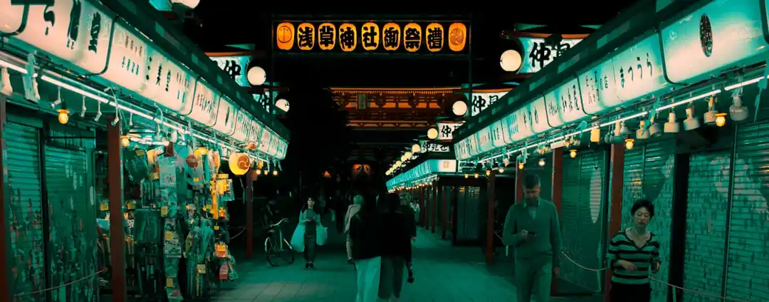 夜の狭い路地に人々が行き交う、雰囲気のある飲み屋横丁