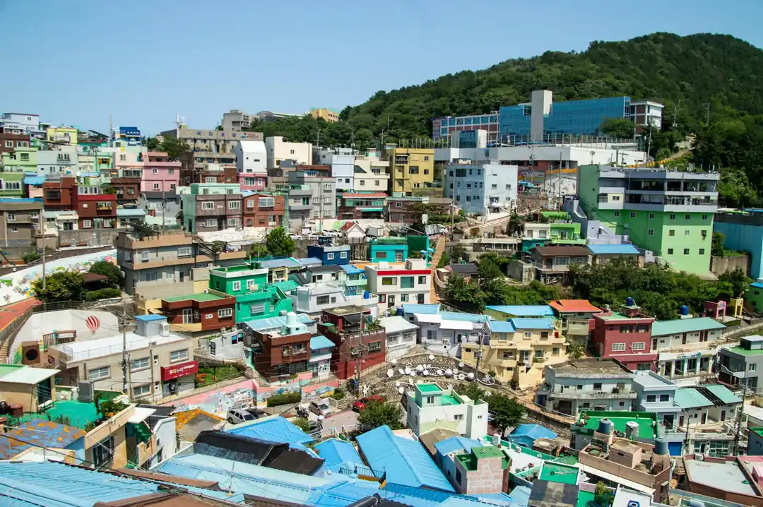 감천문화마을의 알록달록한 집들과 푸른 산이 어우러진 풍경