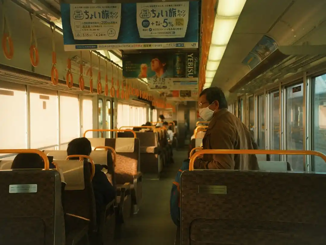 比較的空いている電車内の様子