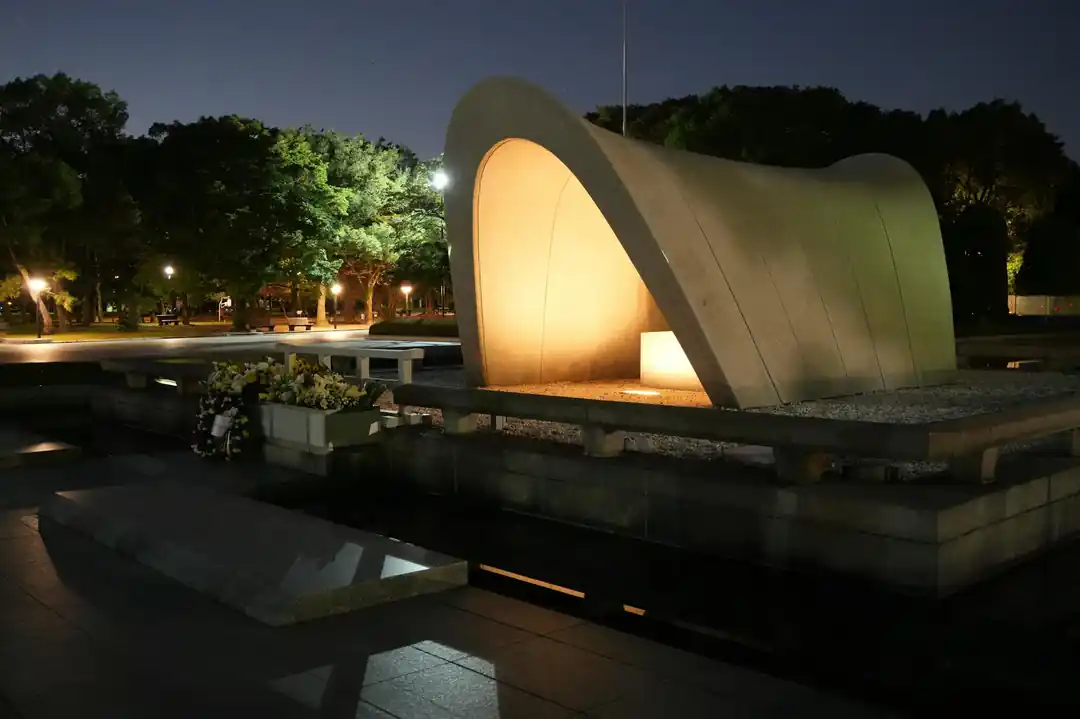 夜の光に照らされる広島平和記念公園の原爆ドーム