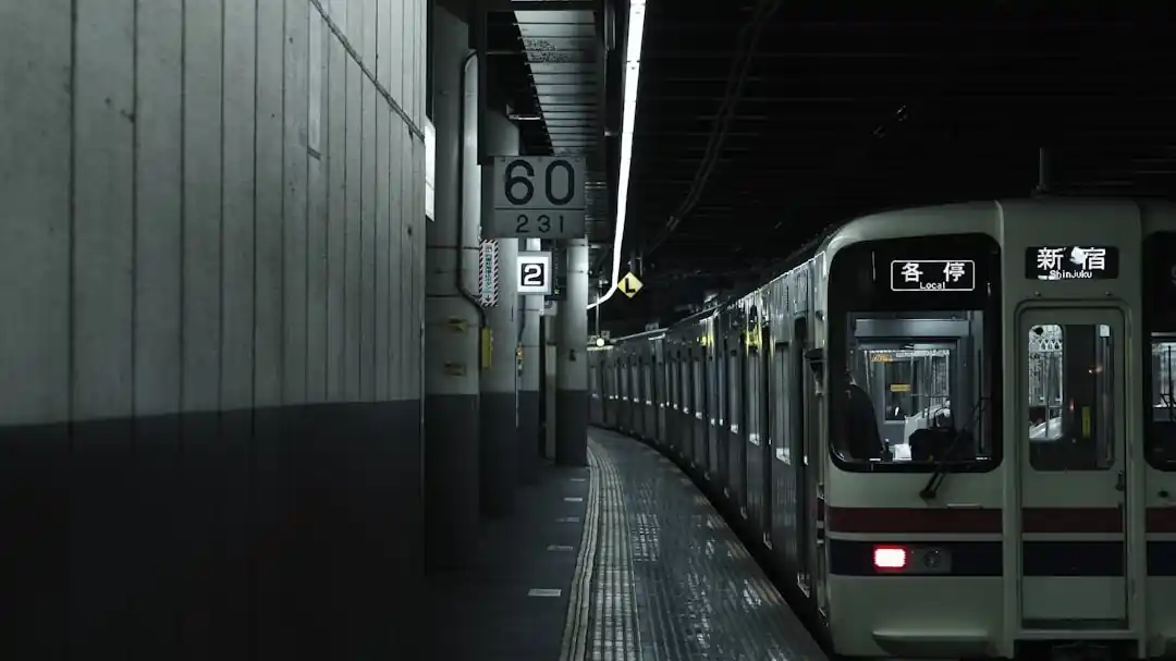 地下鉄の駅のホームに入線してくる青い帯の車両
