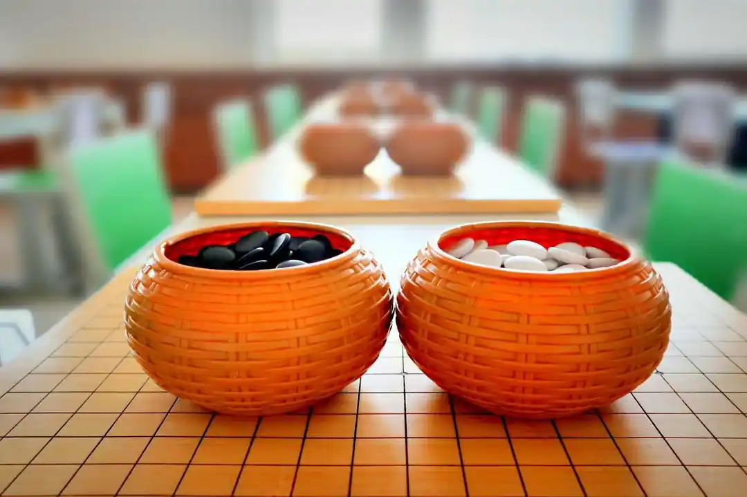 교실에서 아이들이 바둑을 배우고 있는 모습