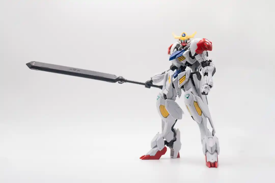 剣を構えるガンダムバルバトスのプラモデル