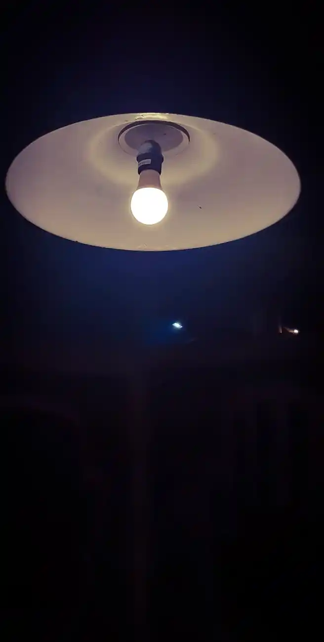 擺滿水果與食物的祭祀供桌,背景有煙霧繚繞。