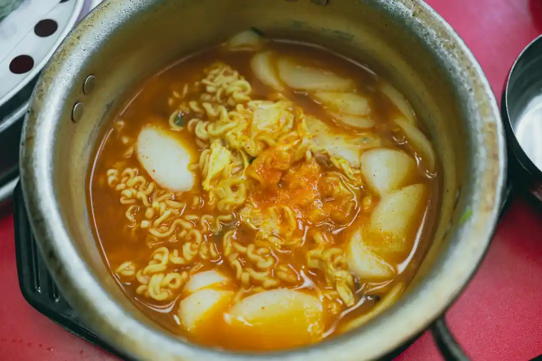 매콤해 보이는 떡볶이