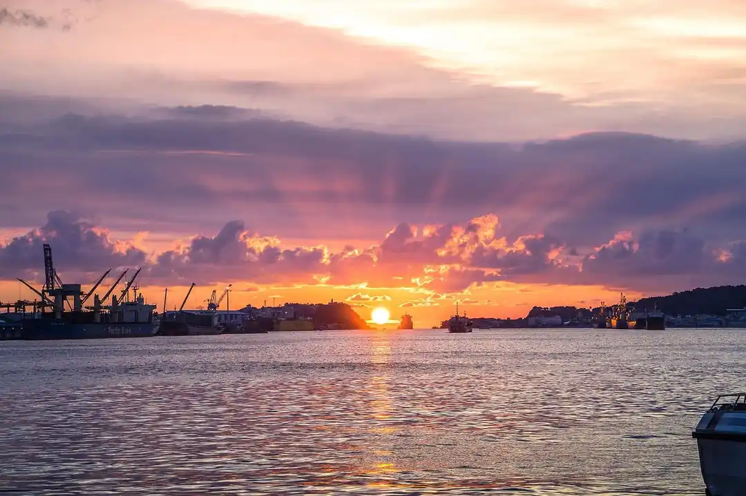 高雄旗津的彩虹教堂,在水面上映出繽紛的倒影。