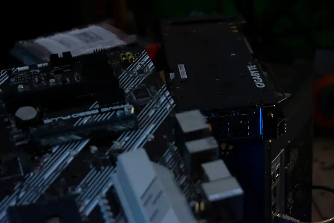 一張電腦主機板與顯示卡的特寫,清楚地展示了插入主機板的RAM記憶體條,以及獨立的、帶有散熱風扇的GPU顯示卡。