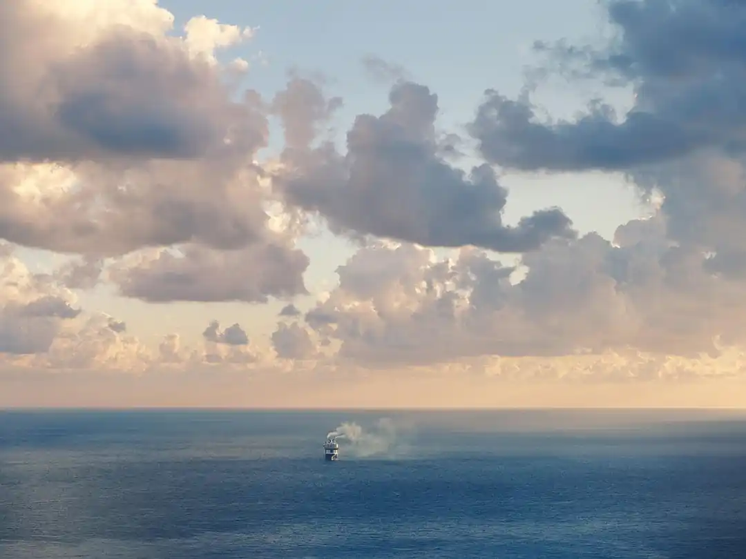 夜明けの海を静かに進む大型フェリー