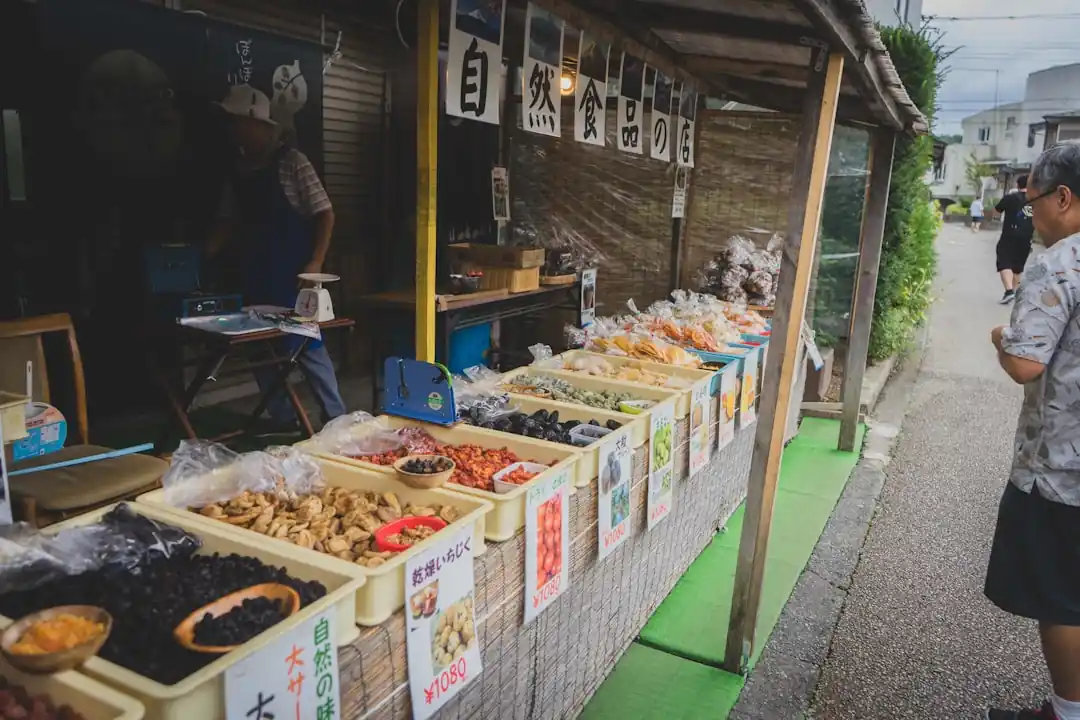 下町情緒あふれる商店街で楽しむ、絶品食べ歩きグルメのすすめ